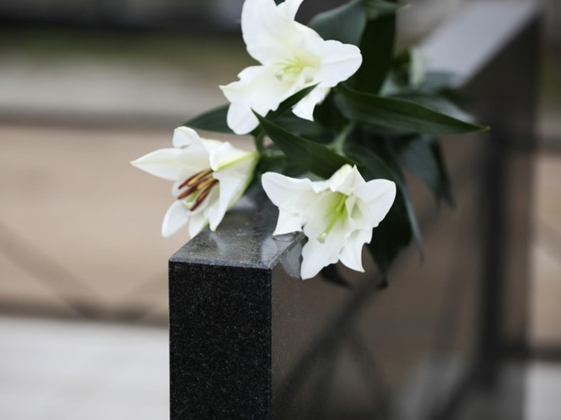 nov nagrobni spomenik